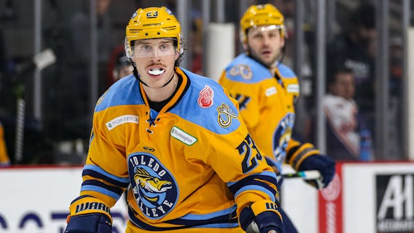 Walleye use three-goal first period to skate past Komets, 5-4