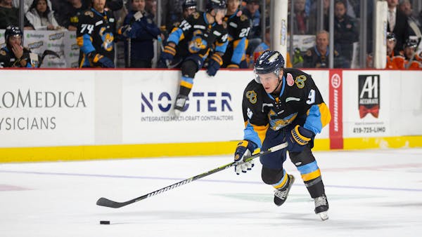 Walleye send forward Austin McIlmurray to Iowa